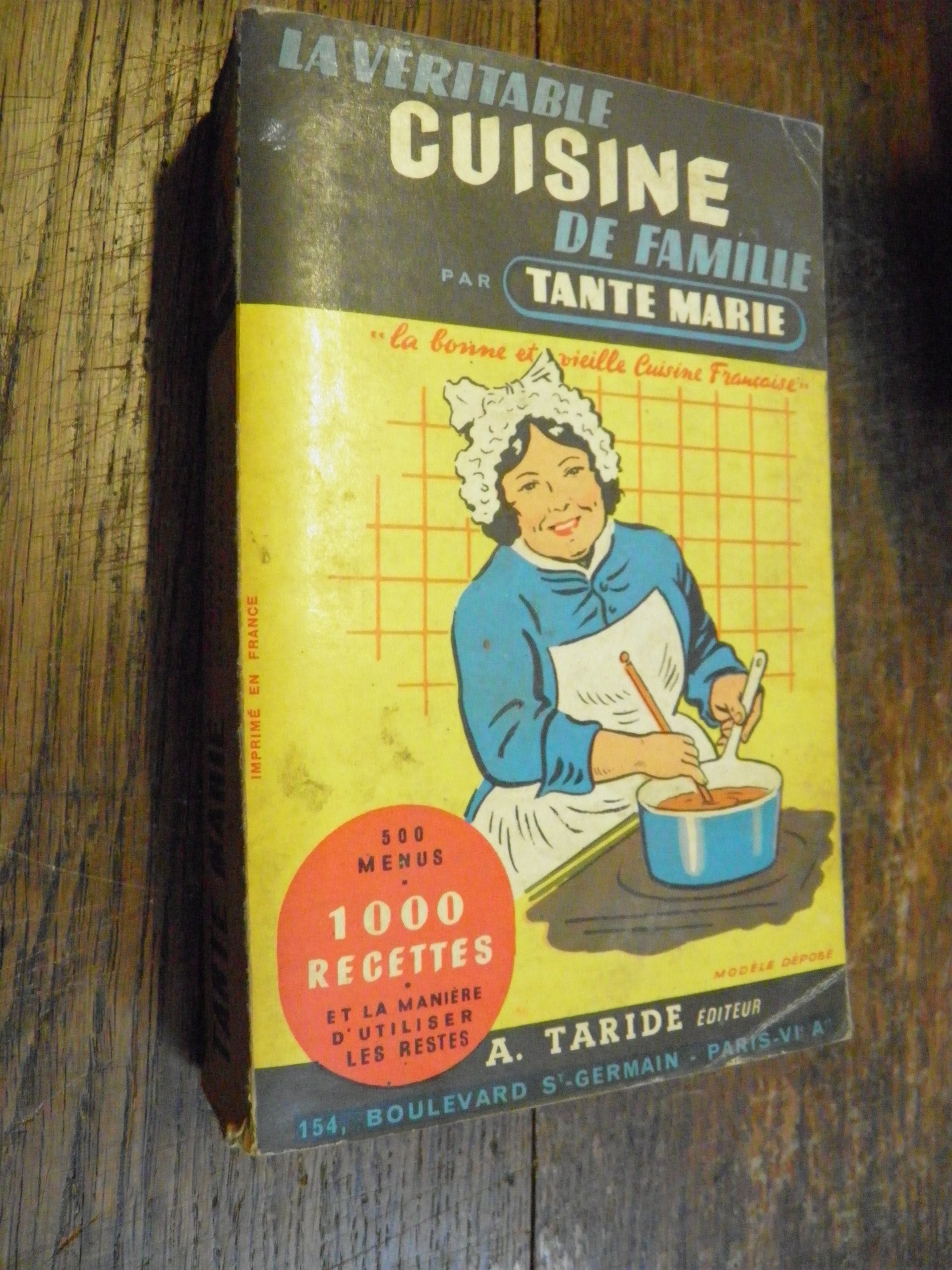 La véritable cuisine de famille par tante Marie la bonne et vieille cuisine française 500 menus - 1000 recettes - et la manière d'utiliser les restes 