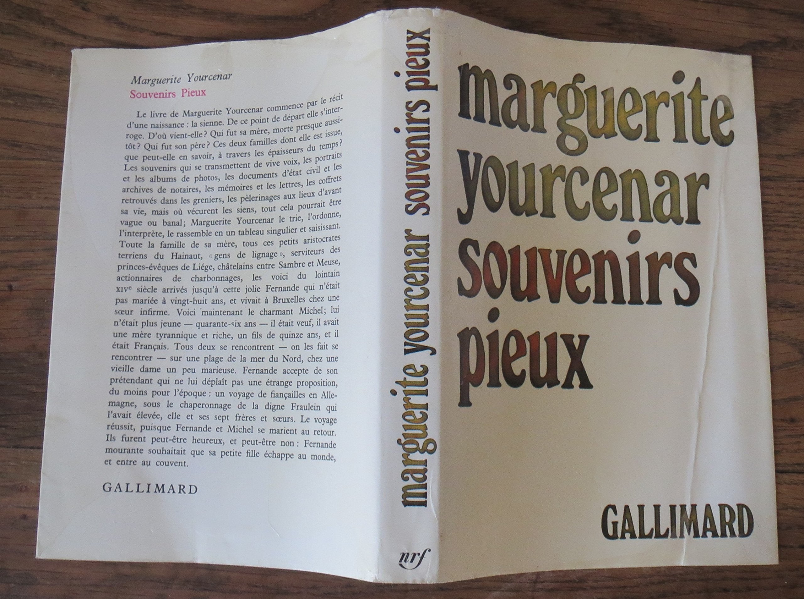 Souvenirs pieux. 1977. Broché. 305 pages. Jaquette. (Littérature) 