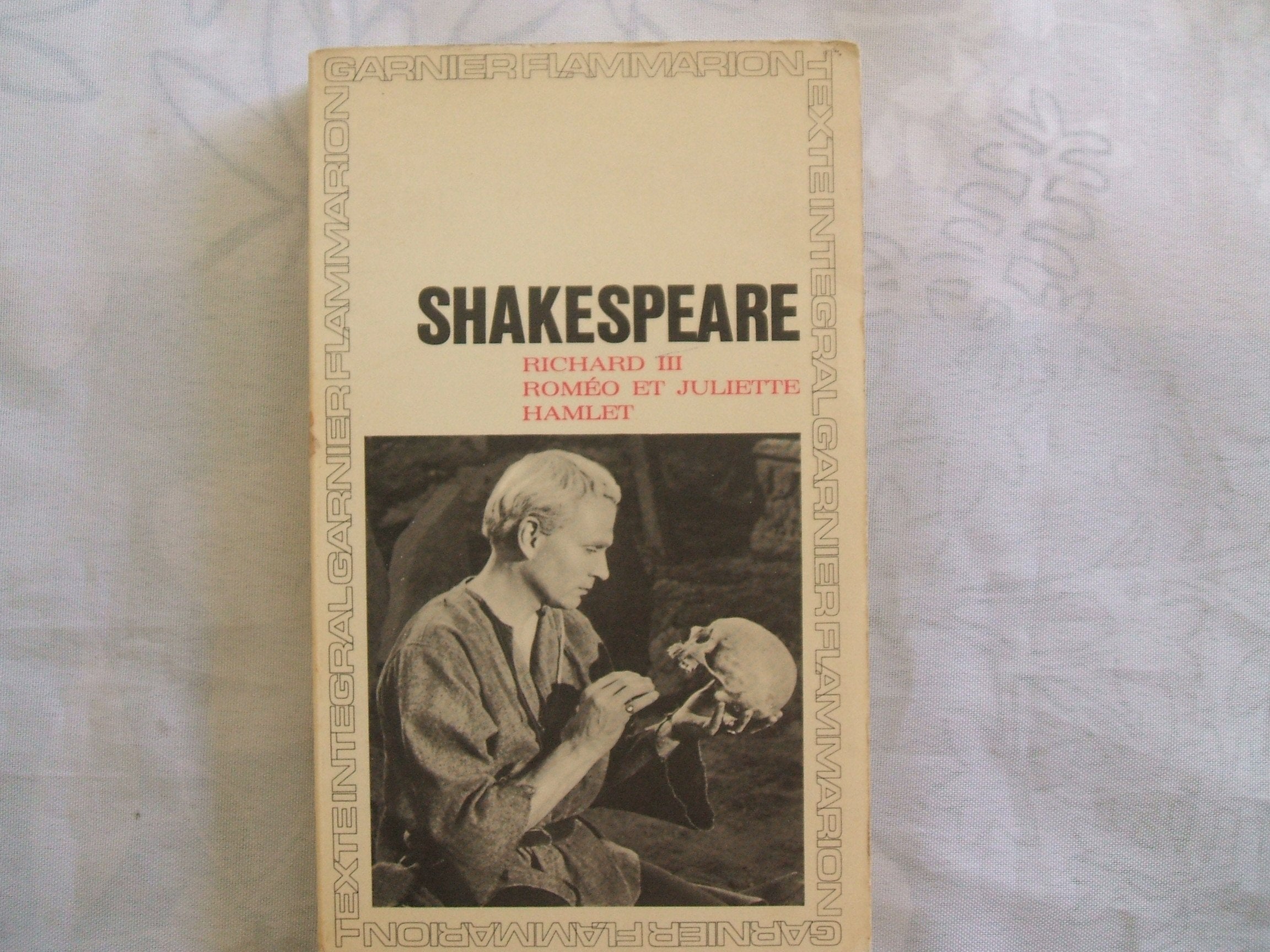 WILLIAM SHAKESPEARE//RICHARD III//ROMEO ET JULIETTE//HAMLET//TRADUCTION DE FRANCOIS - VICTOR HUGO//PREFACE ET NOTICES PAR GERMAINE LANDRE AGREGEE DE L'UNIVERSITE//GARNIER - FLAMMARION//1964 