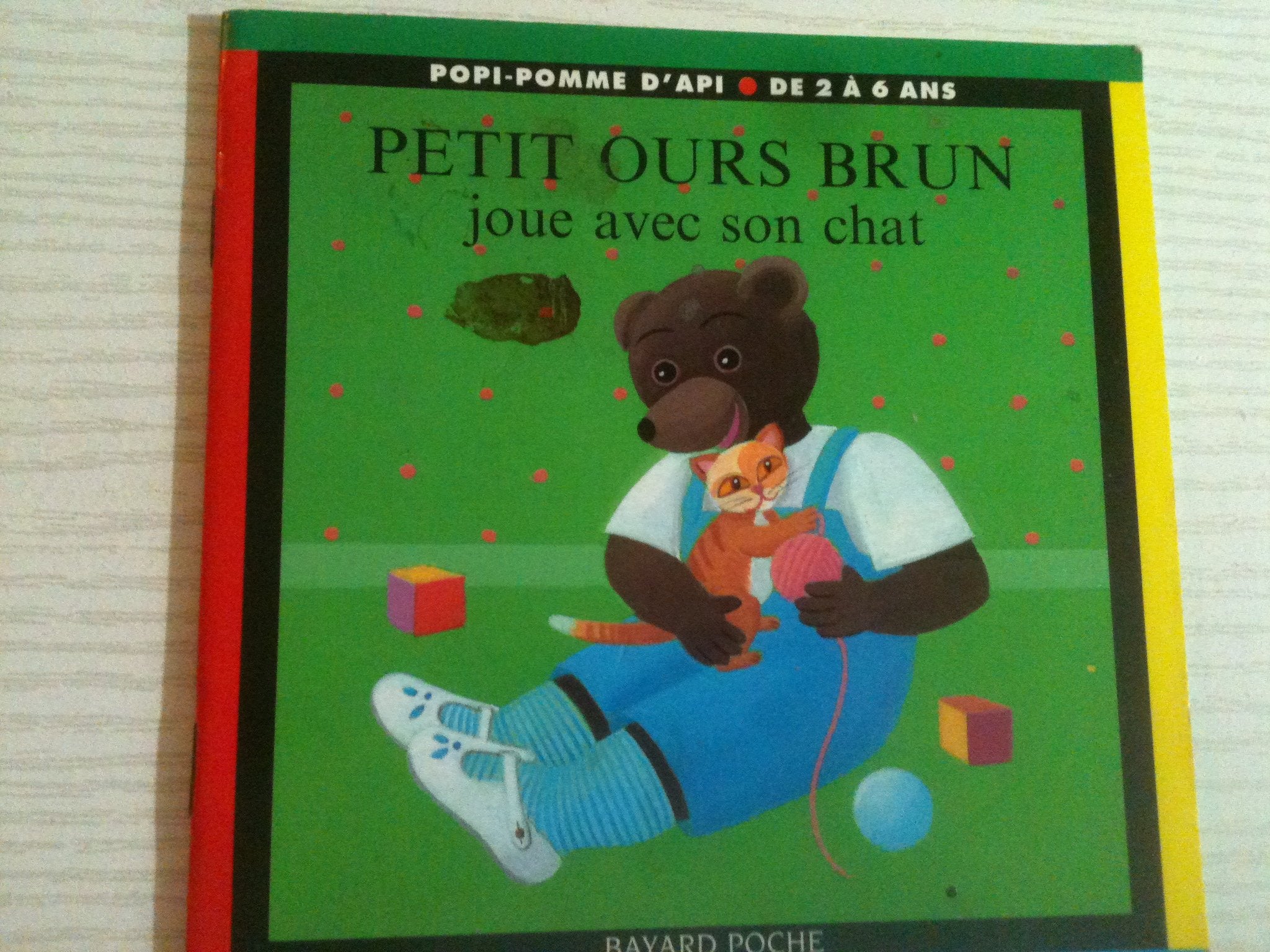 Petit Ours Brun joue avec son chat 9782227725294