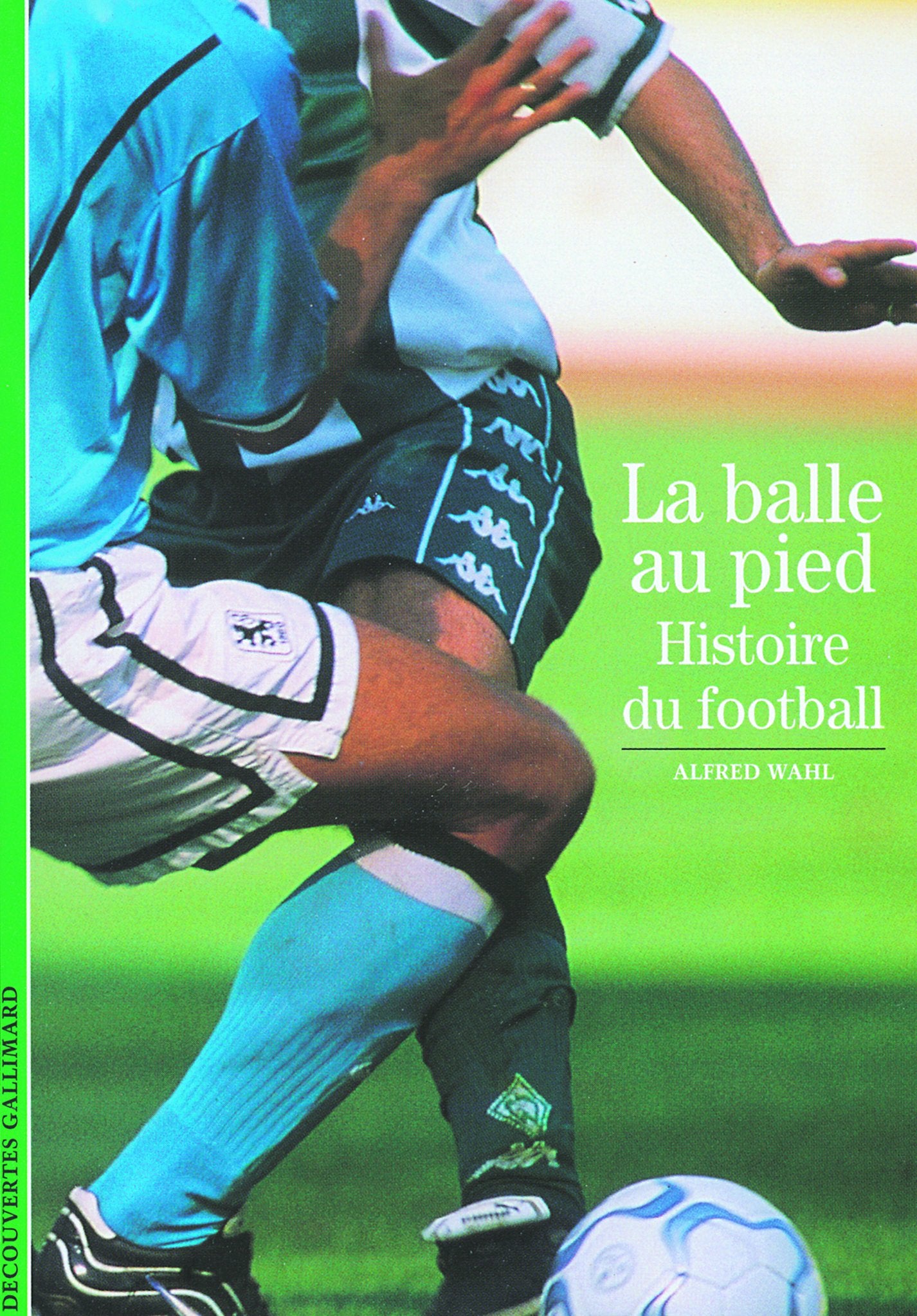 La Balle au pied: Histoire du football 9782070765201