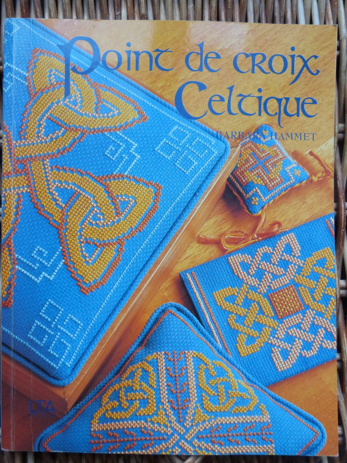 Point de croix celtique 9782283585351